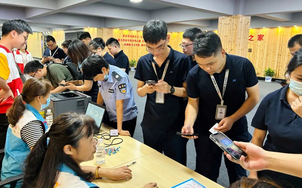 精華股份黨支部組織開展“不忘初心跟黨走 無償獻血慶七一(yī)”主題黨日活動(圖1) 精華股份黨支部組織開展“不忘初心跟黨走 無償獻血慶七一(yī)”主題黨日活動(圖1)